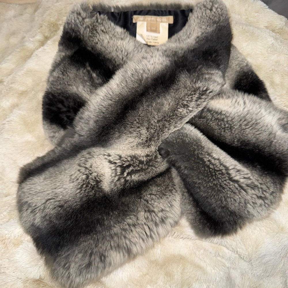 Real Fur Pull-Through Scarf Michael Kors 

• 100% Rex Rabbit